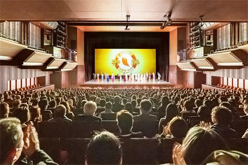 图1:二零二二年十二月二十六日,美国神韵世界艺术团在东京八王子J:COM剧场演出,拉开了亚洲巡回演出的序幕。当晚演出爆满。(大纪元)