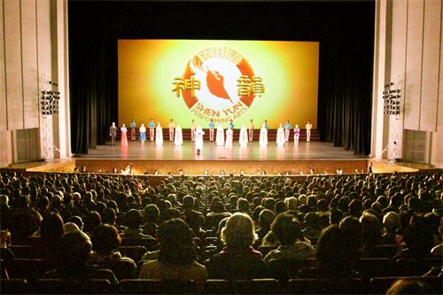 图2:二零二二年十二月二十九日至三十一日,美国神韵世界艺术团在福冈太阳宫音乐厅(Fukuoka Sunpalace)上演四场演出。图为二十九日晚演出谢幕照。(大纪元)