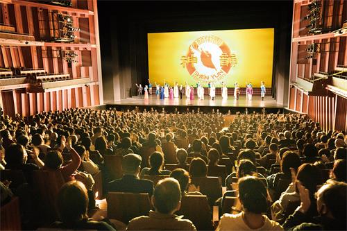 图4:二零二三年一月六日至九日,美国神韵世界艺术团在日本兵库县立艺术文化中心(Hyogo Performing Arts Center)上演了五场演出。谢幕时,观众以长时间的掌声感谢神韵艺术家。(大纪元)