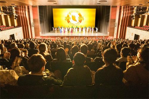 图5:二零二三年一月十一日,美国神韵世界艺术团在日本千年古都京都的京都会馆(ROHM Theatre Kyoto)进行了两场演出。演出结束后,剧场内雷鸣般的掌声经久不息,神韵艺术家三次谢幕。(大纪元)