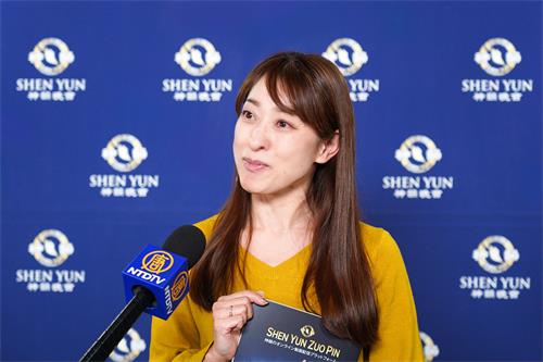 图6:原日本“宝冢歌剧团”演员麻树Yumemi盛赞神韵的演出精彩极了。(大纪元)