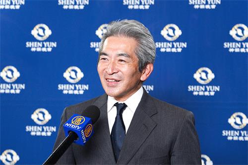 图8:针灸接骨院院长原野章赞佩神韵演员,每位都是杰出的表演艺术家。(大纪元)