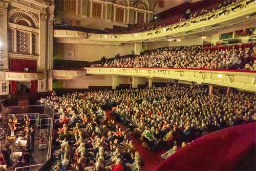 图2:二零二三年一月十一日和十二日,美国神韵纽约艺术团在英国苏格兰首府爱丁堡剧院上演了二场演出,演出票售罄。图为十一日首场演出大爆满盛况。(大纪元)