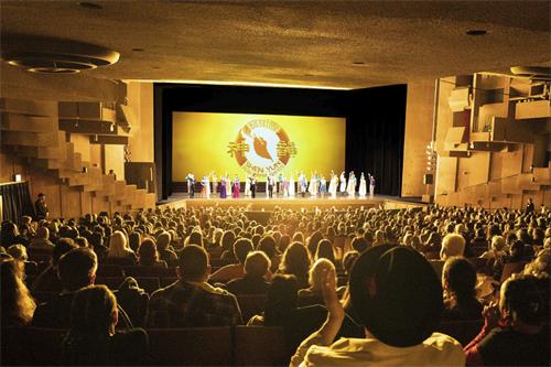 图4:二零二三年一月十三日至十六日,神韵新纪元艺术团在加州大学伯克利分校泽勒巴克馆上演了五场演出,每场演出结束时,现场观众热烈鼓掌,纷纷起立向演员致敬。图为十五日演出谢幕照。(明慧网)