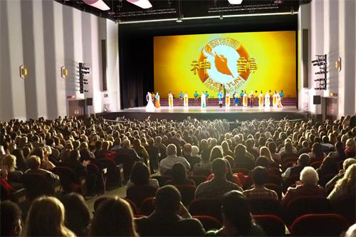 图5:二零二三年一月十四和十五日,神韵巡回艺术团在乔治亚州港口和旅游城市萨凡纳市民中心约翰尼‧默瑟剧院上演了二场演出,票房均爆满。图为十五日演出谢幕照。(大纪元)