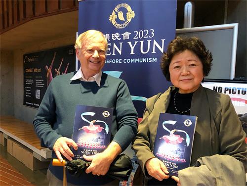 图11:二零二三年一月十四日,韦恩·汉金斯(Wayne Hankins)和太太观看了神韵新纪元艺术团在加州大学伯克利分校泽勒巴克馆的第二场演出后,非常激动。夫妇二人表示,神韵做着非常伟大的事情,他们要支持神韵、传播神韵。(明慧网)