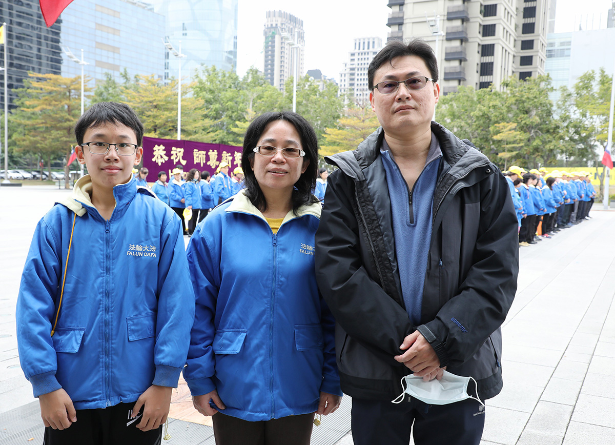 图8:郭姿绮和丈夫及儿子合影,新的一年,期盼在修炼上更精進,叩谢师恩。