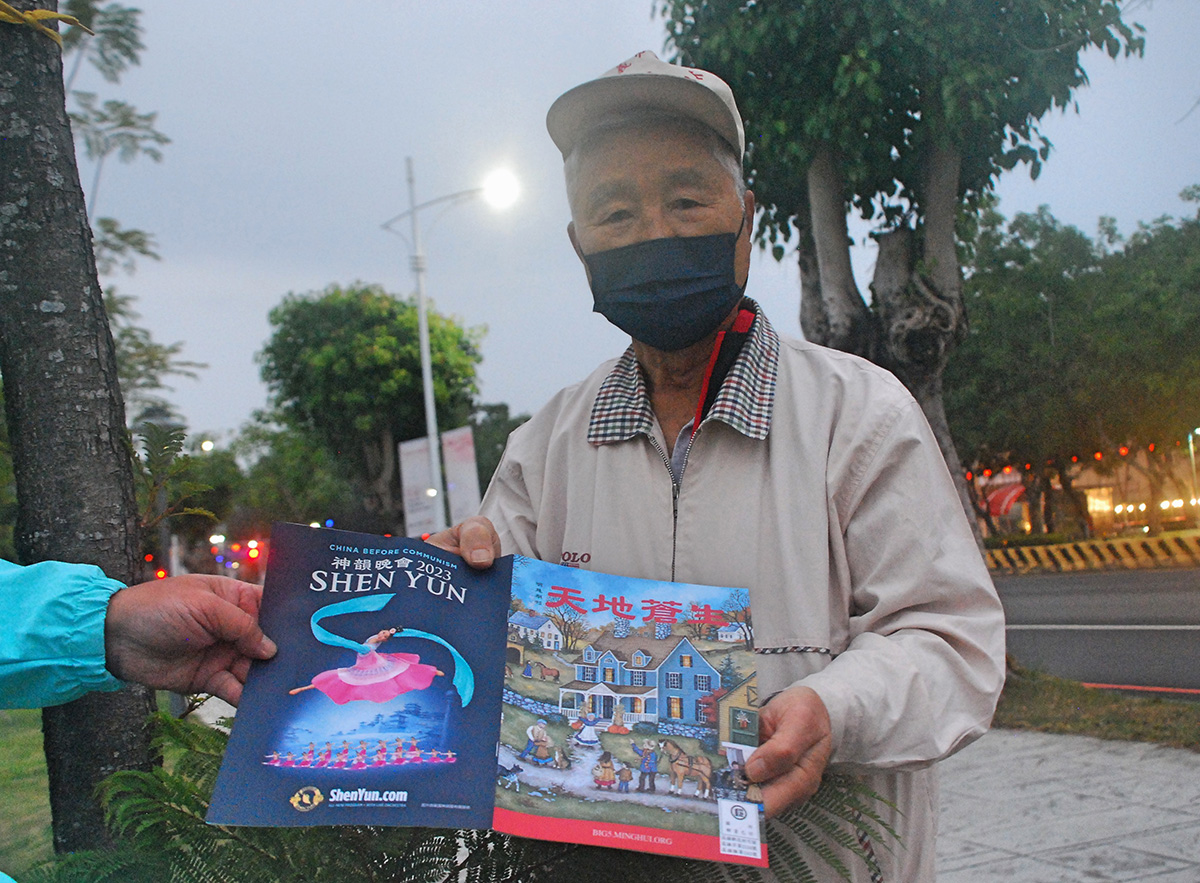 图3:这位退休公务员竖起大拇指赞学员:“疫情还在严重蔓延中,你们照样坚持,法轮功就是不一样。”