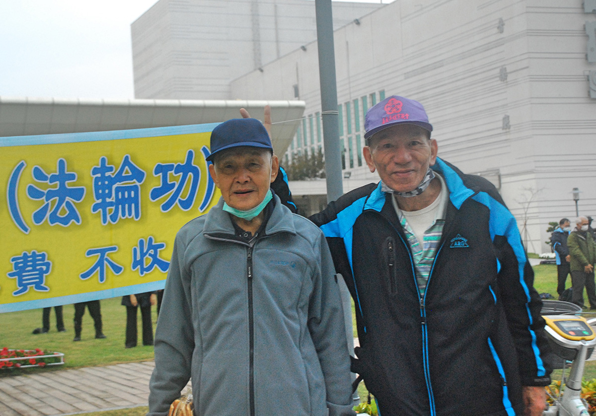 图4:这两位市民告诉发真相资料的学员:“我们的朋友炼法轮功以后,病痛都没有了”。