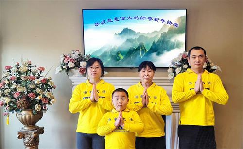 '图二:二零二二年新年,臧爱霞(右二)和女儿一家恭祝师父新年快乐!'