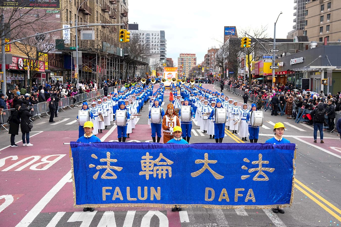 '图1~25:法轮大法和全球退党服务中心的方阵阵容庞大,传递着大法真相福音,为游行带去了喜庆和祥瑞。'