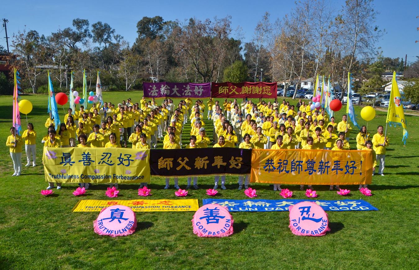 '图1:二零二三年大年初一,洛杉矶部份法轮功学员齐聚南加州华人区圣盖博市的文森特卢果公园给李洪志师父拜年。他们说:“恭祝师尊新年快乐!”“感恩师尊带给我们的一切。”'