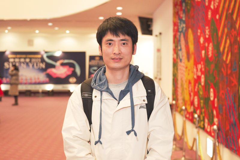 '图4:到日本三个月的中国留学生文强说:“我感觉看完这场演出之后自己的心灵也得到一些净化,感觉特别的美好。”(大纪元)'