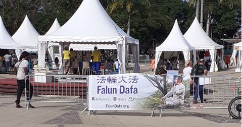'图1:法轮大法横幅在达尔斯(la Darse)面对大海的海滨路上'