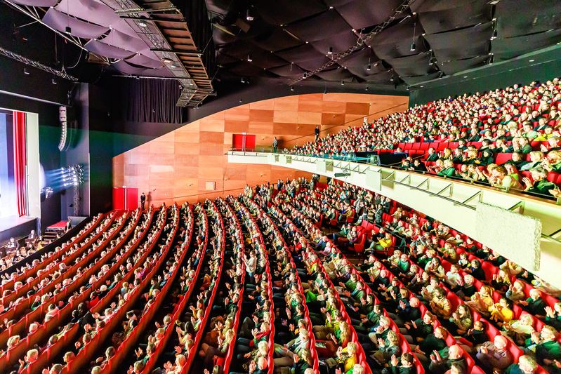 '图1:二零二三年一月二十日至二十二日,美国神韵环球艺术团在欧洲荷兰格罗宁根MartiniPlaza剧院的四场演出,票房均爆满。图为二十二日大年初一,现场大爆满的盛况。(大纪元)'