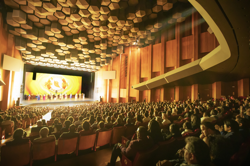 图3:二零二三年一月二日下午,神韵国际艺术团在休斯顿琼斯演艺中心(Jones Hall for the Performing Arts)的第十场演出大爆满。图为当天演出谢幕照。(大纪元)