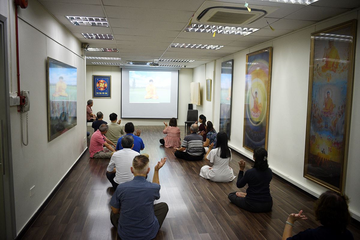 '图2:参加九天班的学员正在学炼法轮功第五套功法——神通加持法。'