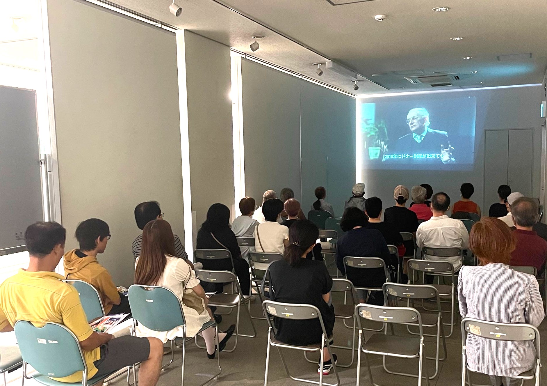 图2:二零二三年十月一日在海报展最后一天,法轮功学员并举办了揭露中共活摘法轮功学员器官的纪录片《活摘(Human Harvest)》的放映会。