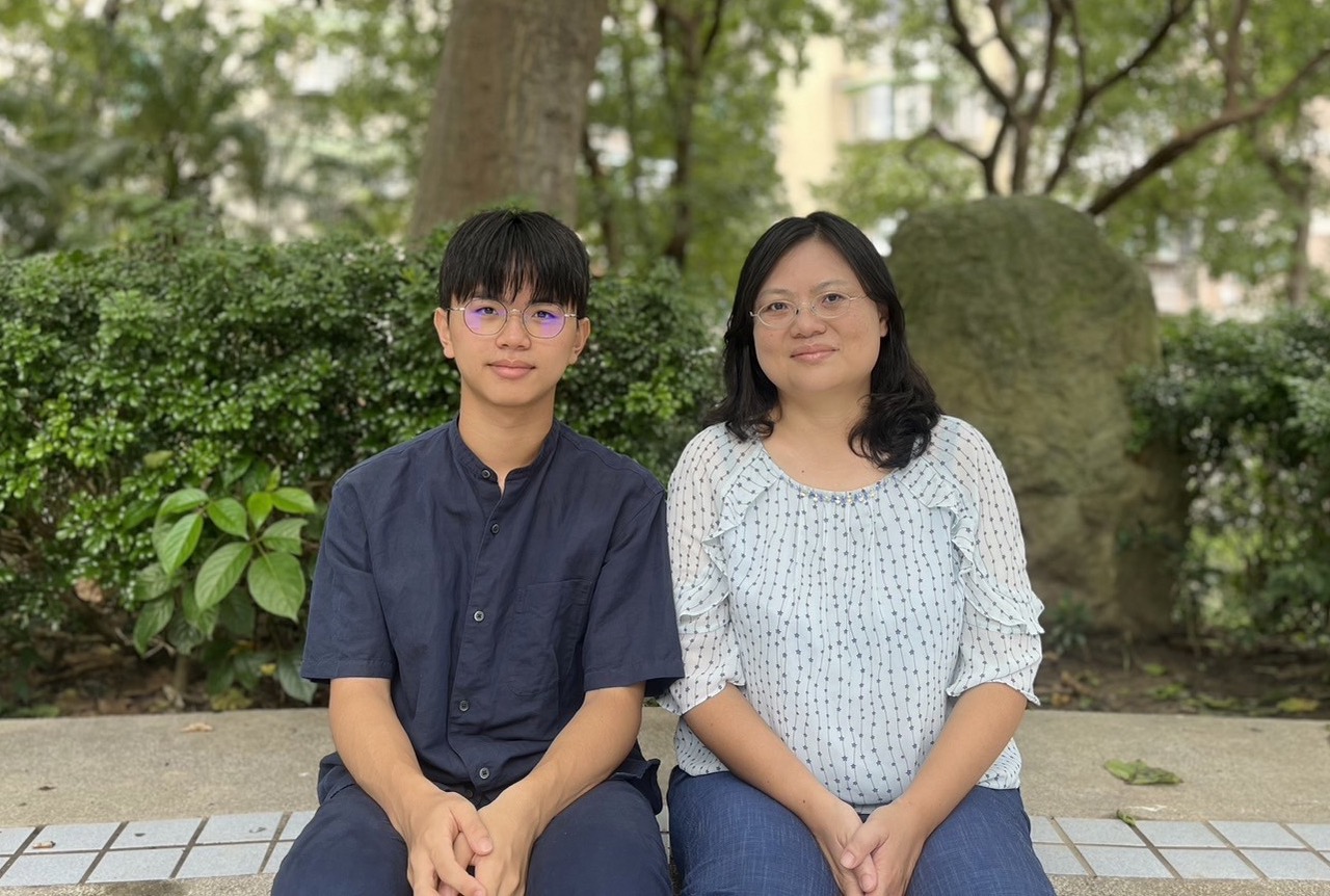 图3:昱承和母亲孟丽同修炼法轮大法,理性懂事,功课稳定进步。