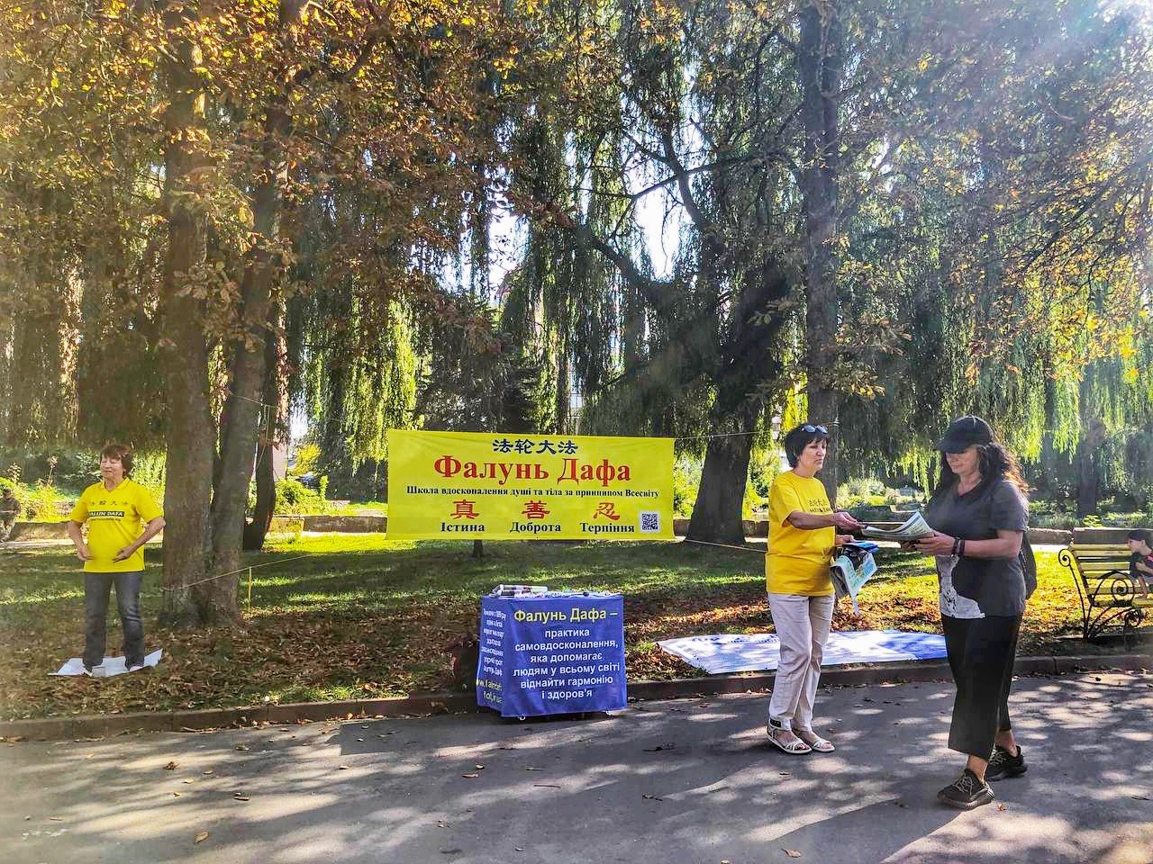 图1~3:法轮功学员在赫梅利尼茨基和利沃夫举办弘法和讲真相活动。