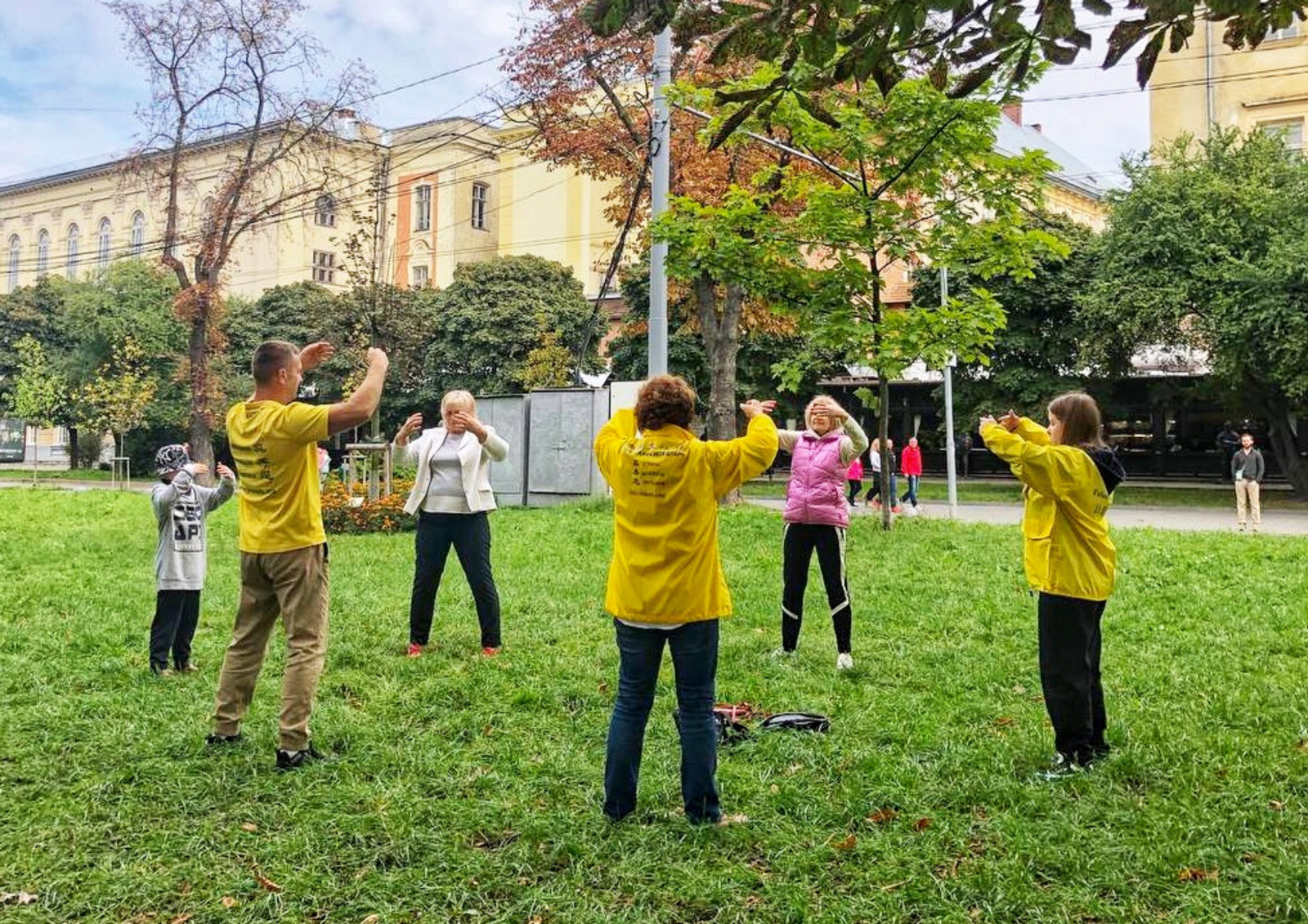 图4:利沃夫的居民们与学员一起炼功