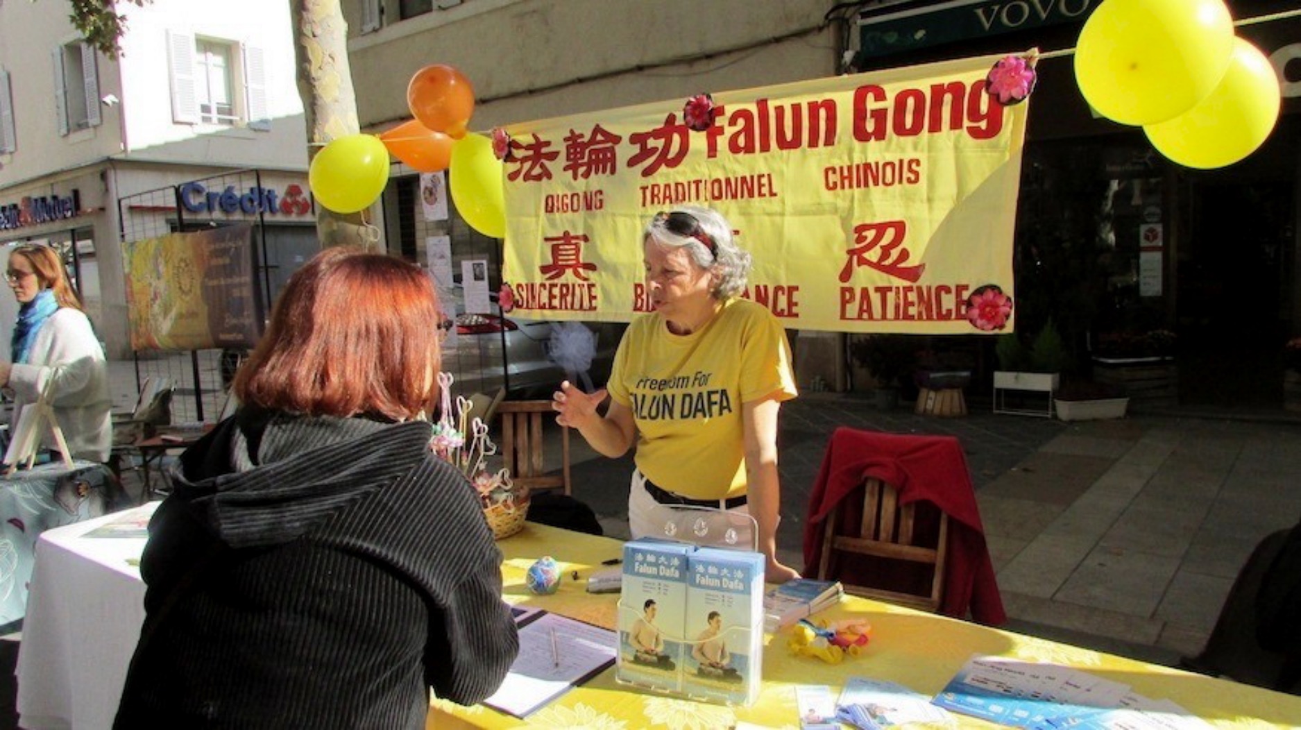 图1~2:二零二三年十月七日,法轮功学员在“健康与环境沙龙”介绍法轮功。