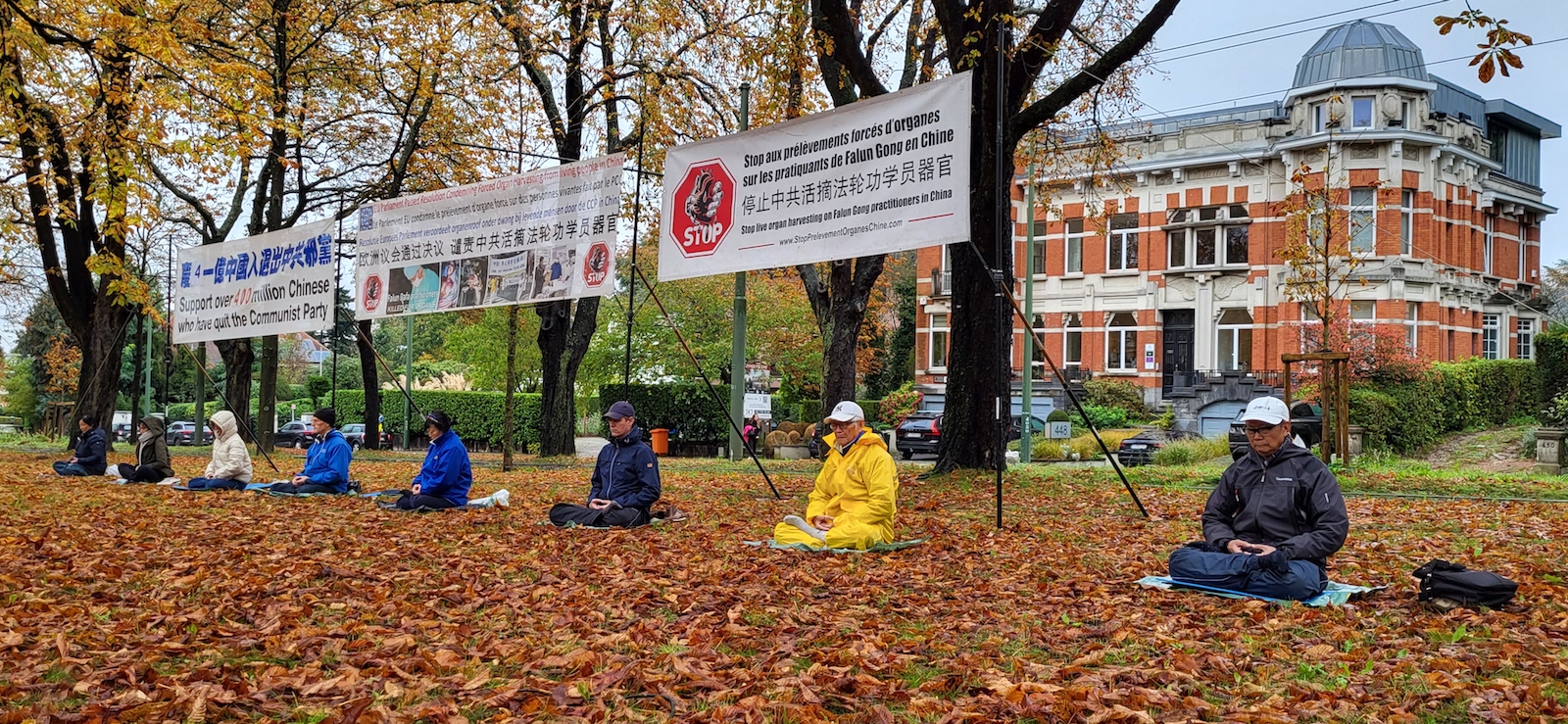 图1~3:比利时部份法轮功学员中使馆前反迫害。