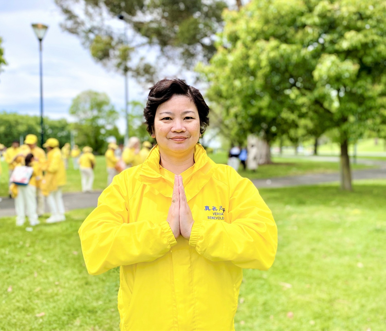图9:来自西澳珀斯的学员范(Van Pham)修大法重获新生,并向人们分享法轮大法的美好和神奇。