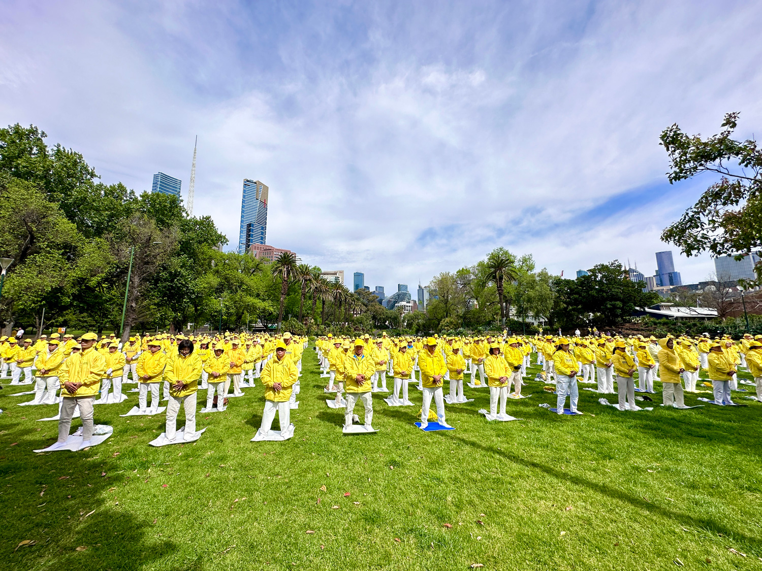 图1:二零二三年十月二十八日,来自澳洲各地、新西兰和越南的法轮功学员,在墨尔本市中心亚历山大花园(Alexandra Gardens),举行了晨练和排字活动。图为集体炼功场景。
