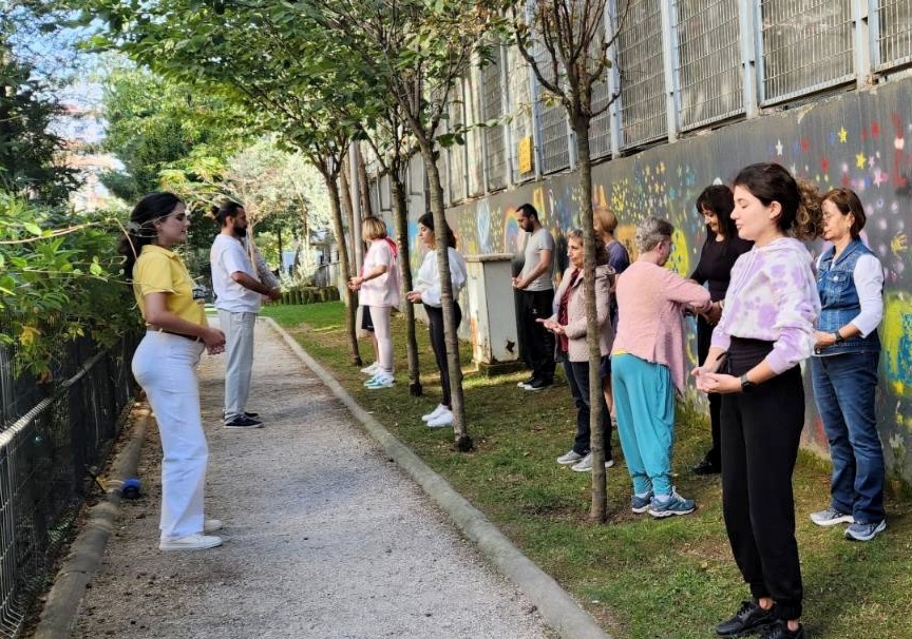 图1~2:二零二三年十月十四日,法轮功学员来到卡德柯伊(Kadıköy)市的“生态生活中心”举行弘法和讲真相活动。吸引了众多居民的兴趣,人们现场学炼法轮功。