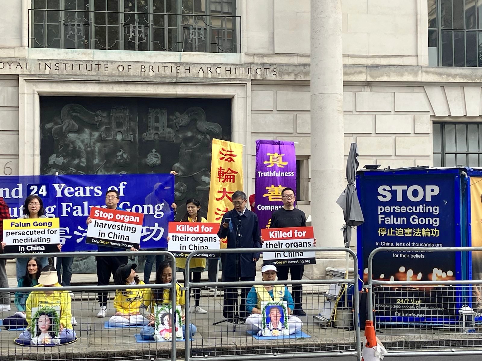 图1~3:二零二三年十月一日,法轮功学员在伦敦中使馆前举行和平抗议活动,揭露中共迫害法轮功长达二十四年的真相。