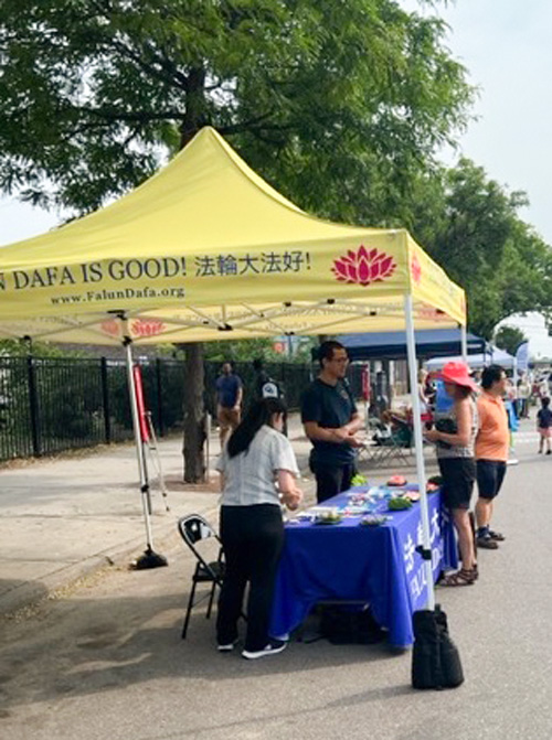 图1~4:每年夏季,明尼苏达法轮大法学会都参与了街道开放日的活动并向过往的人们弘法。