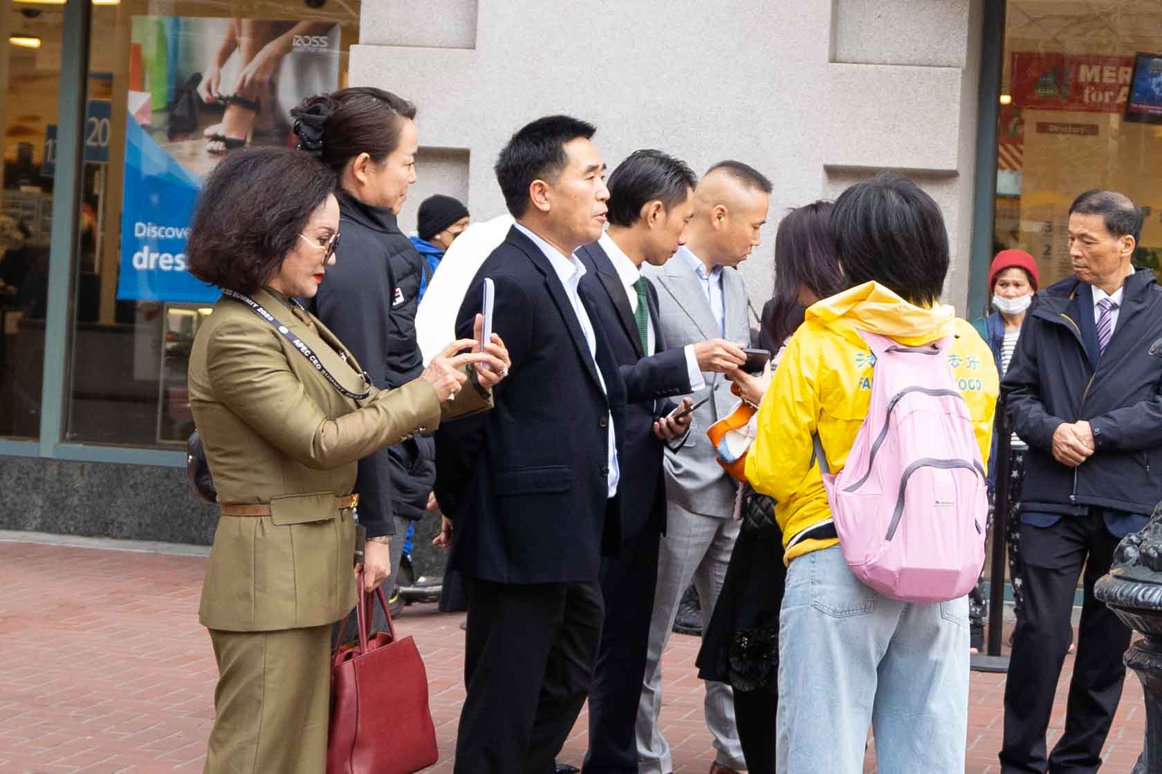 图15:法轮功学员向中国大陆参加APEC会议的CEO代表团讲真相