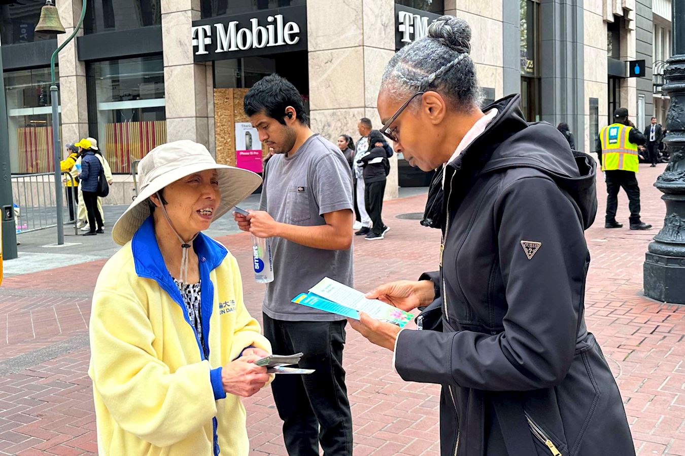 '图1~8:法轮功学员在APEC峰会会场外和平请愿'