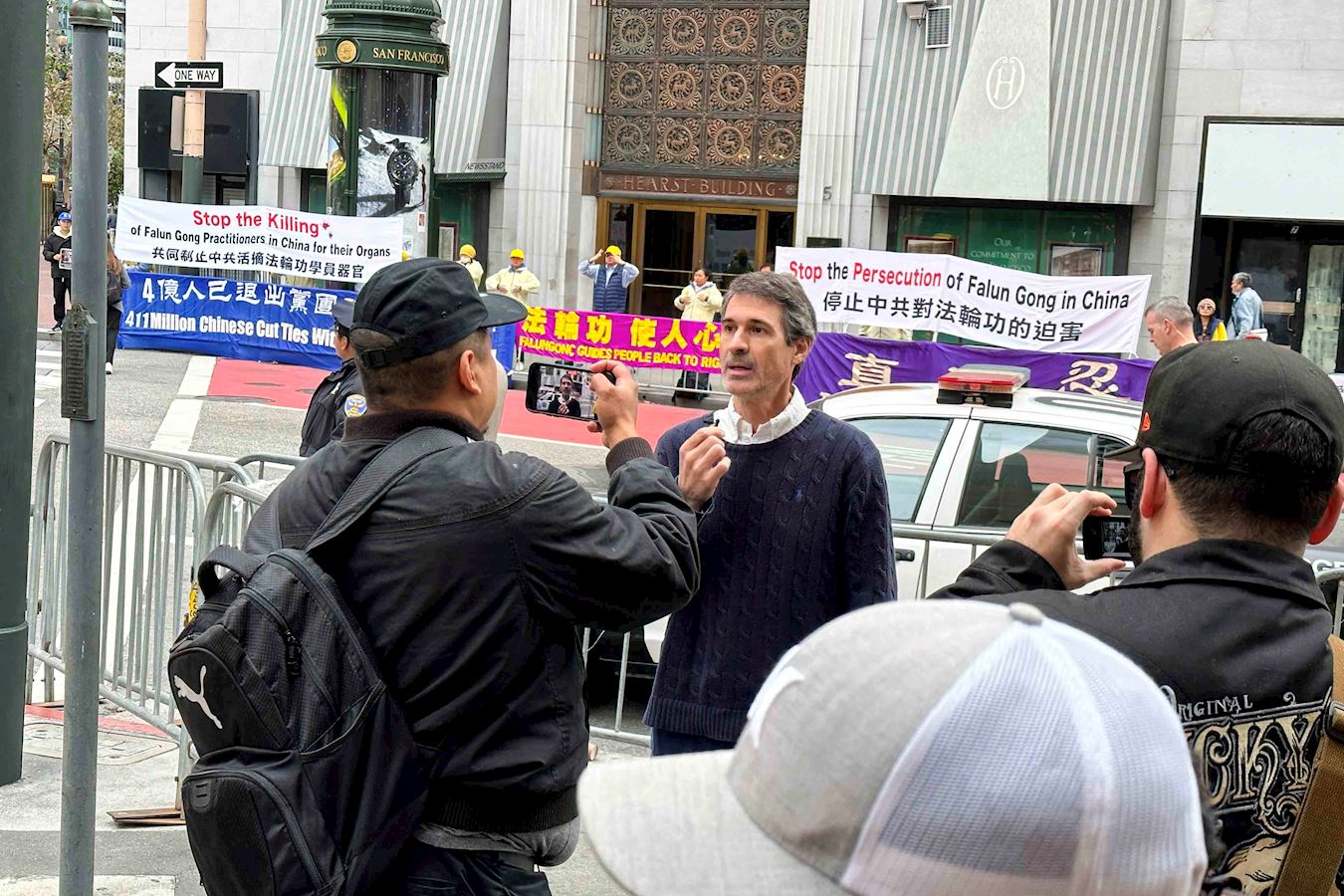 '图9:媒体在采访法轮功学员'