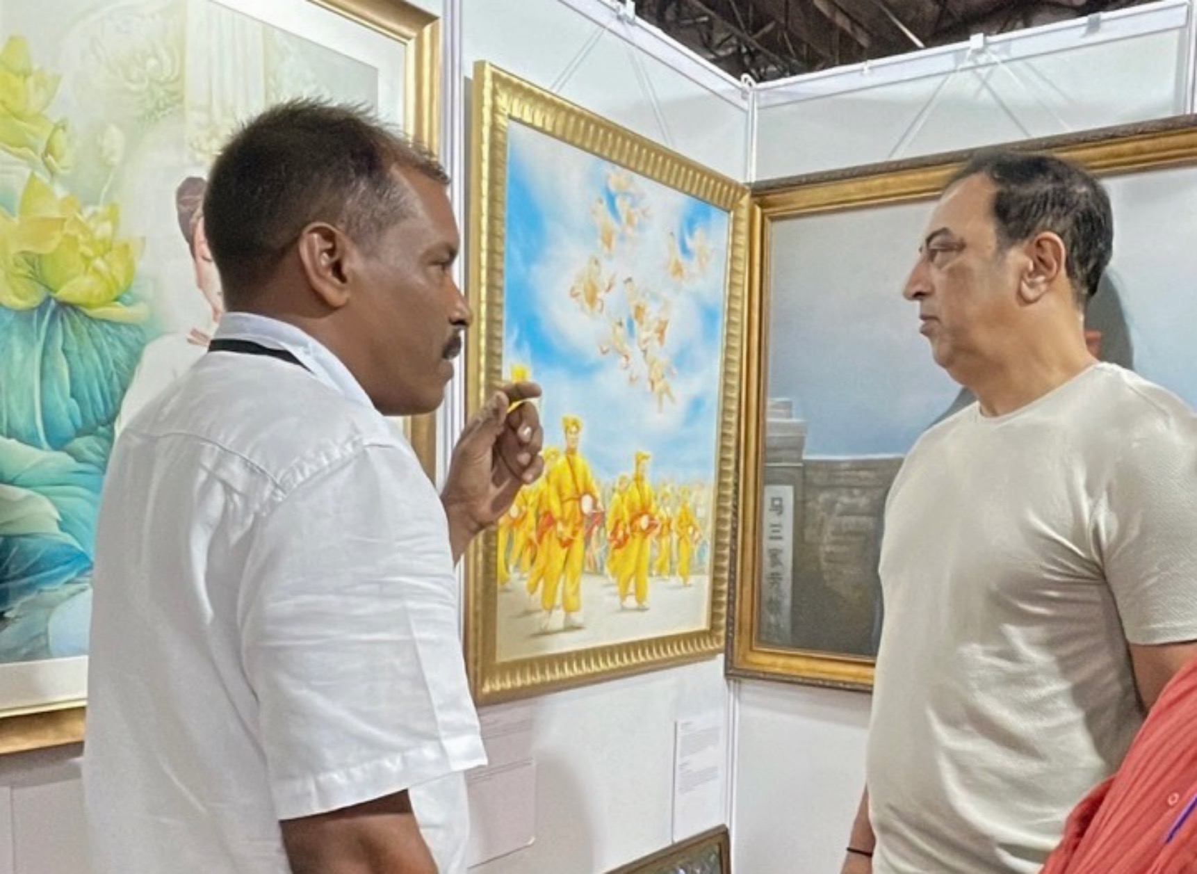 图13:文杜·达拉·辛格参观真善忍美展 。 。