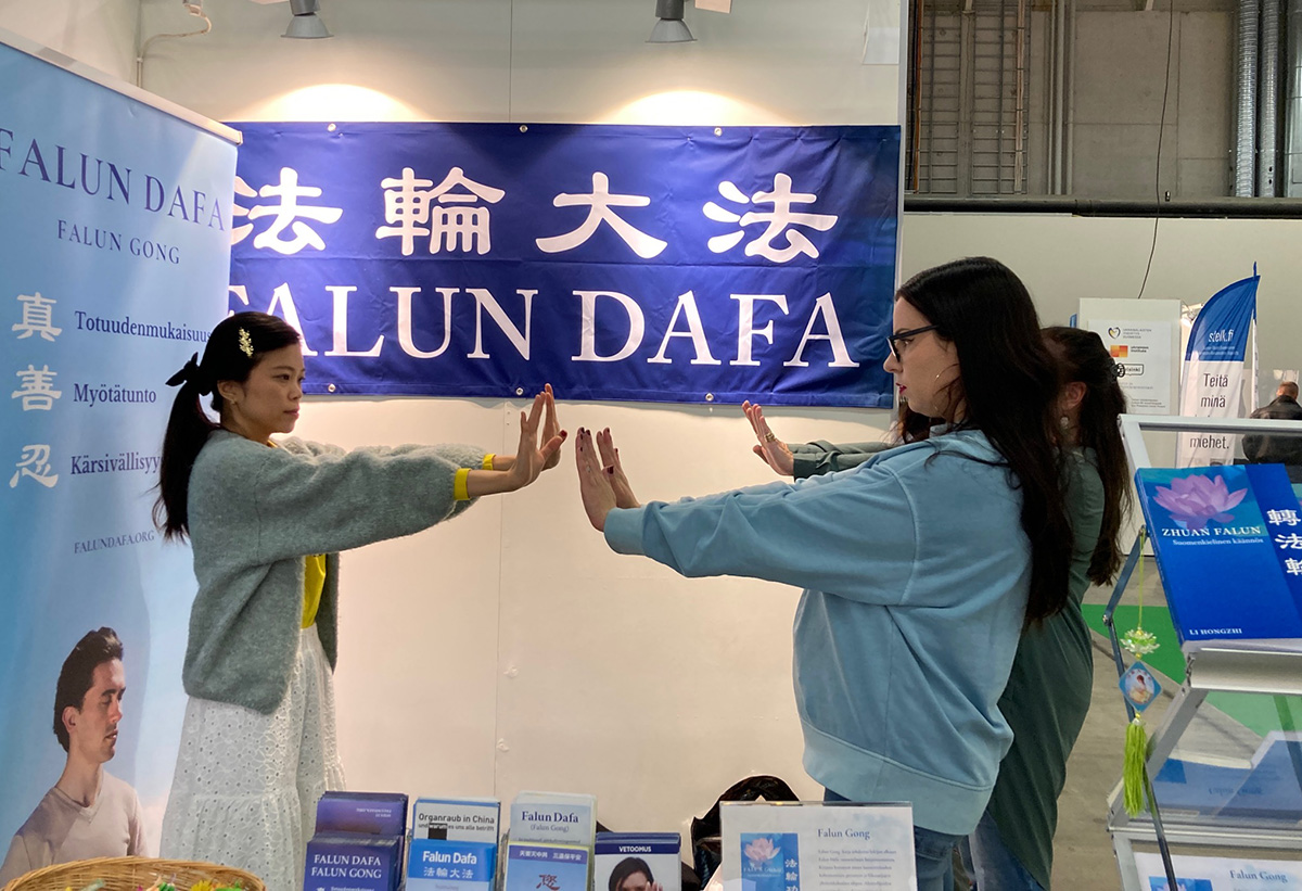 图5:瑞塔和琳达在学习法轮功。