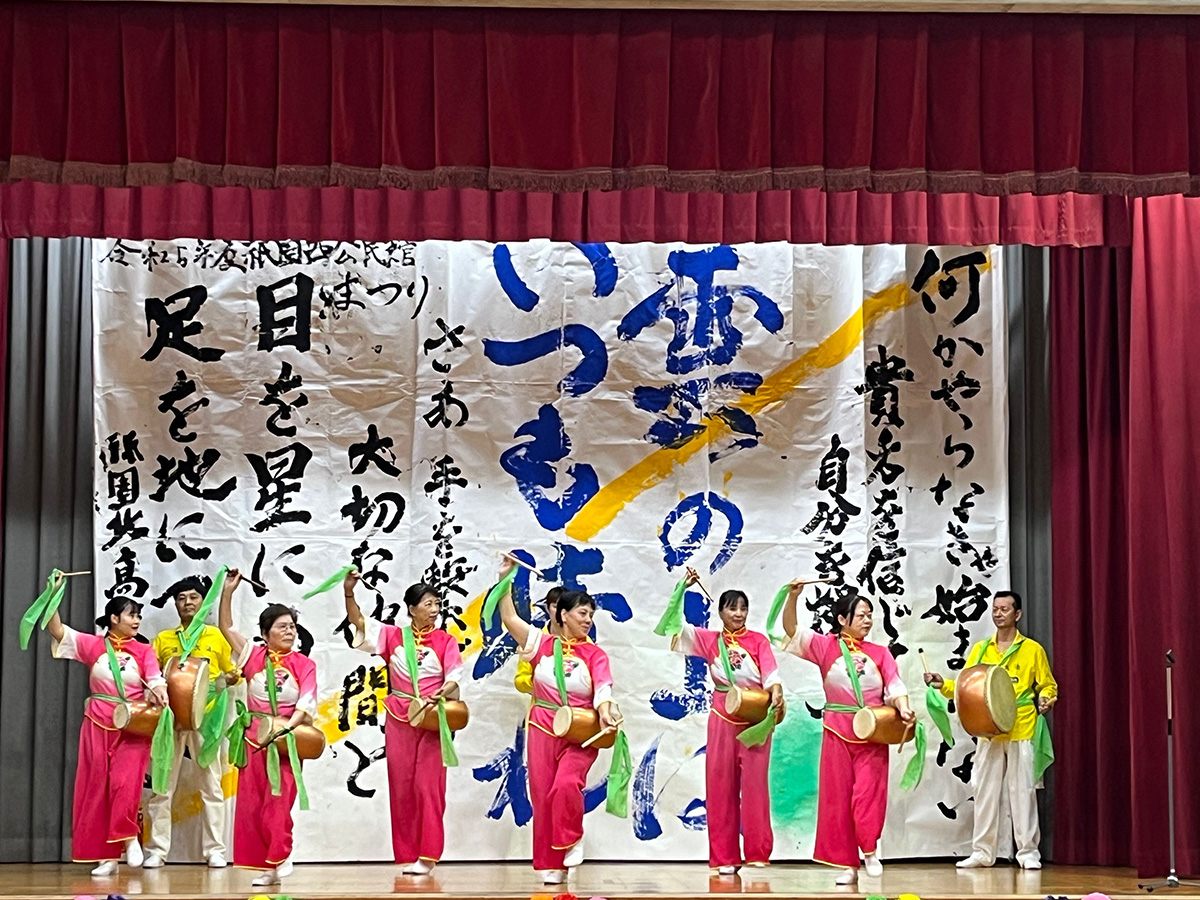 图4:法轮功学员在祇园西公民馆庆典中舞台表演腰鼓舞。