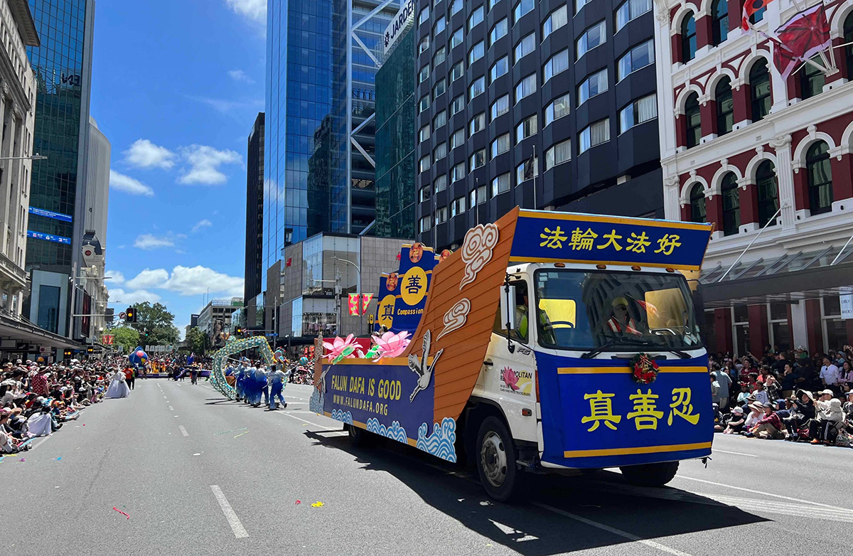 图1~4:二零二三年十一月二十六日,新西兰法轮功学员参加了奥克兰的圣诞游行。