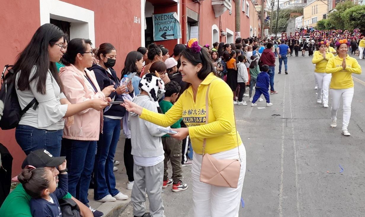 图4~6:二零二三年特拉斯卡拉博览会大游行,观众们接过学员手中递送的真相,纷纷表示希望了解法轮功。