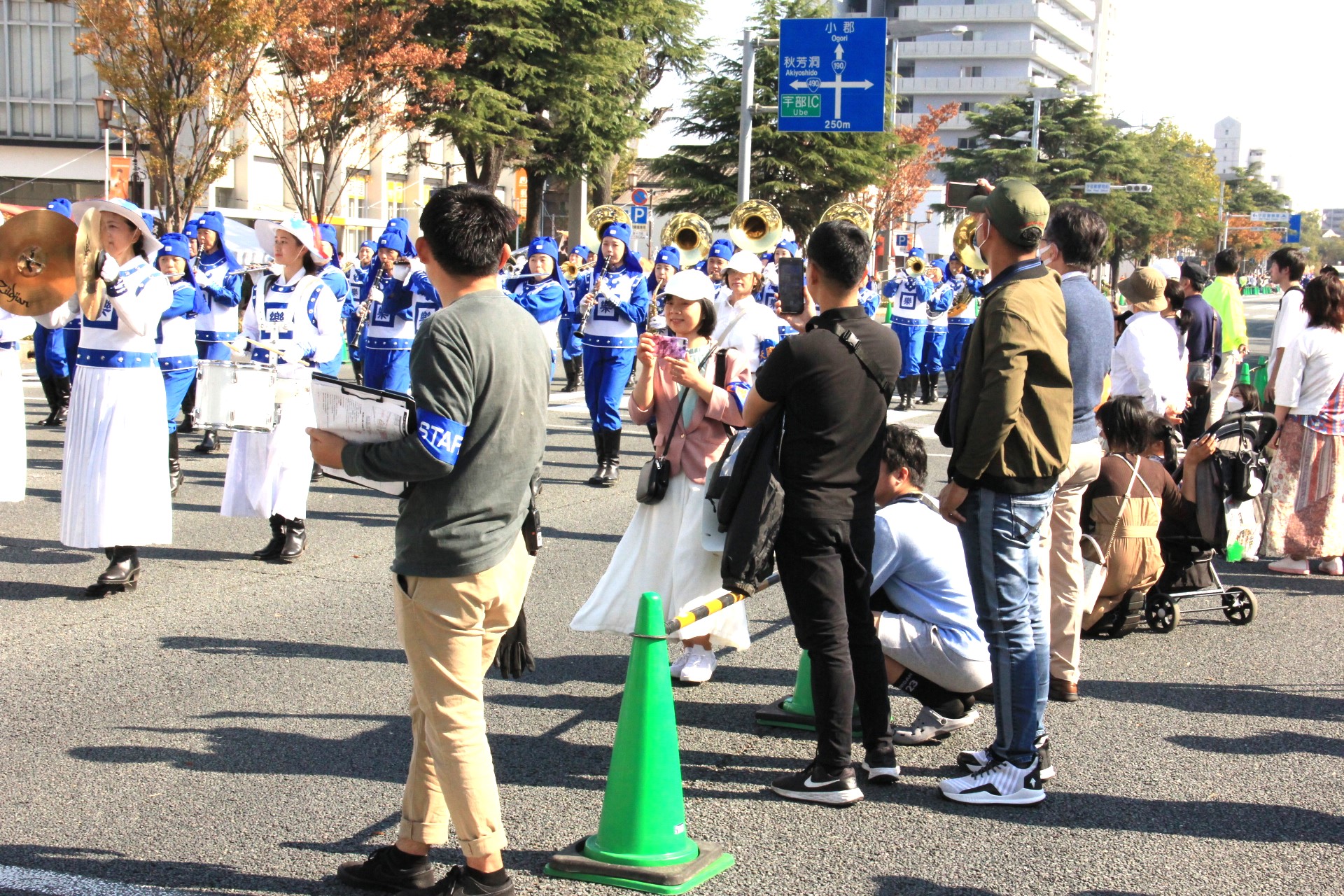 图1~2:法轮功学员参加日本山口县宇部市二零二三年十一月五日举行的宇部节活动,并参加了常盘大道的游行。