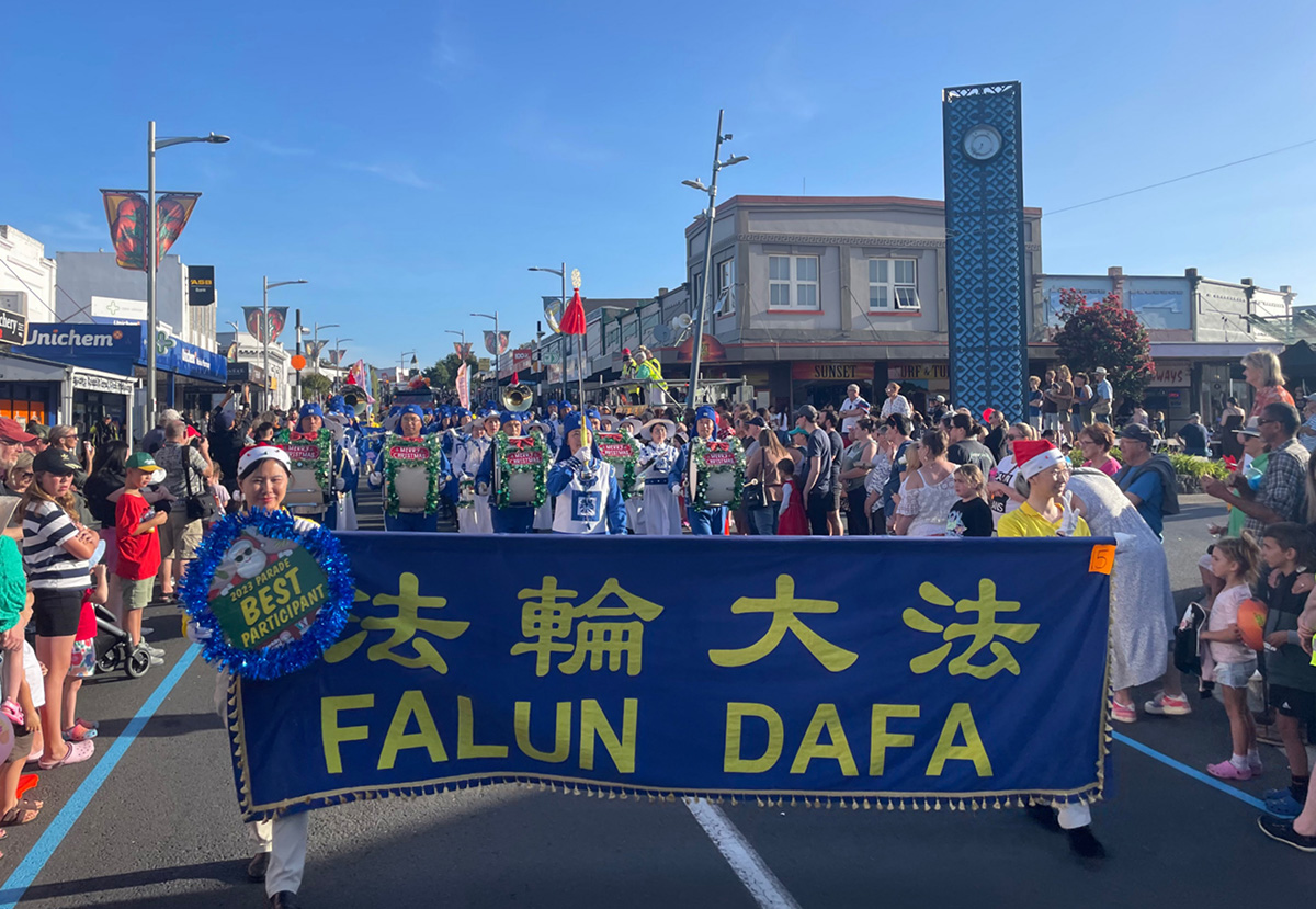 图6:十二月九日法轮功团体参加了怀乌库(Waiuku)的圣诞游行。