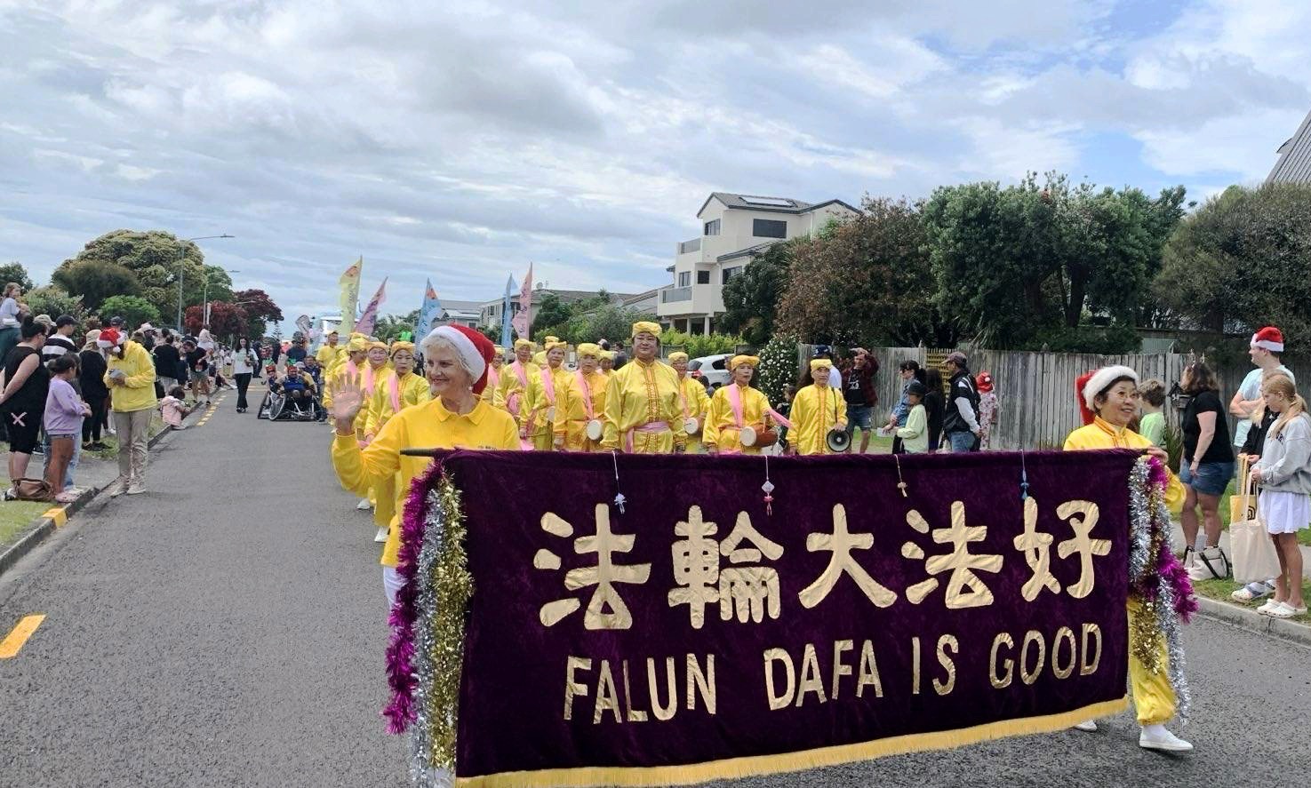 图7:十二月十日法轮功团体参加了帕帕莫阿(Papamoa)的圣诞游行。