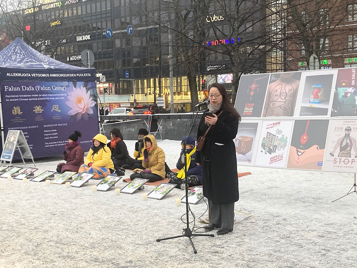 图2:二零二三年十二月九日,法轮功学员在干比(Kamppi)广场举行活动,呼吁停止迫害。