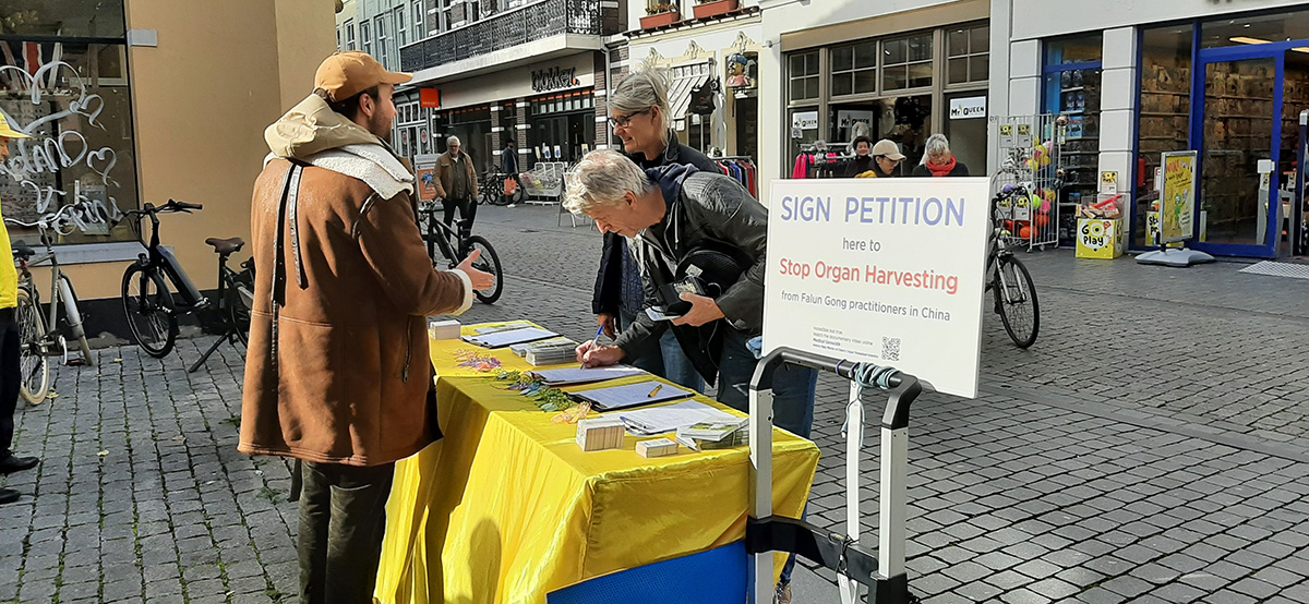 图3~4:法轮功学员在卑尔根奥普佐姆(Bergen op Zoom)购物中心弘法
