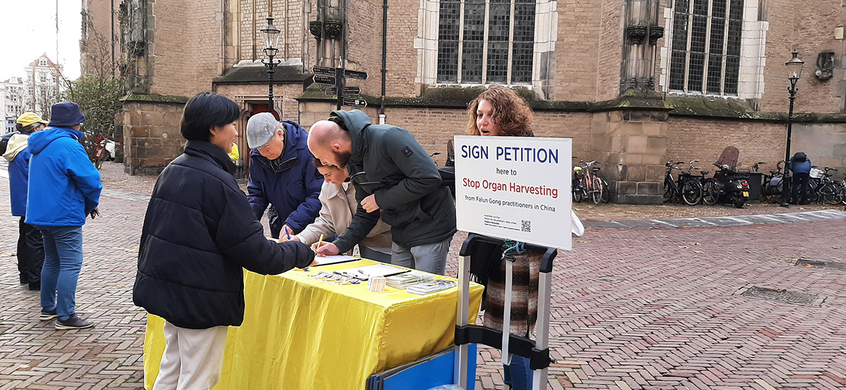 图6~7:学员们在代芬特尔(Deventer)大教堂广场举办讲真相活动