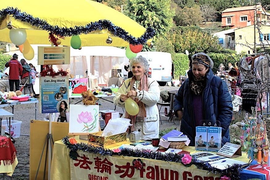 '图8:十二月九日,法轮功学员参加滨海卡涅(Cagnes-sur-Mer)市的圣诞市场活动。'