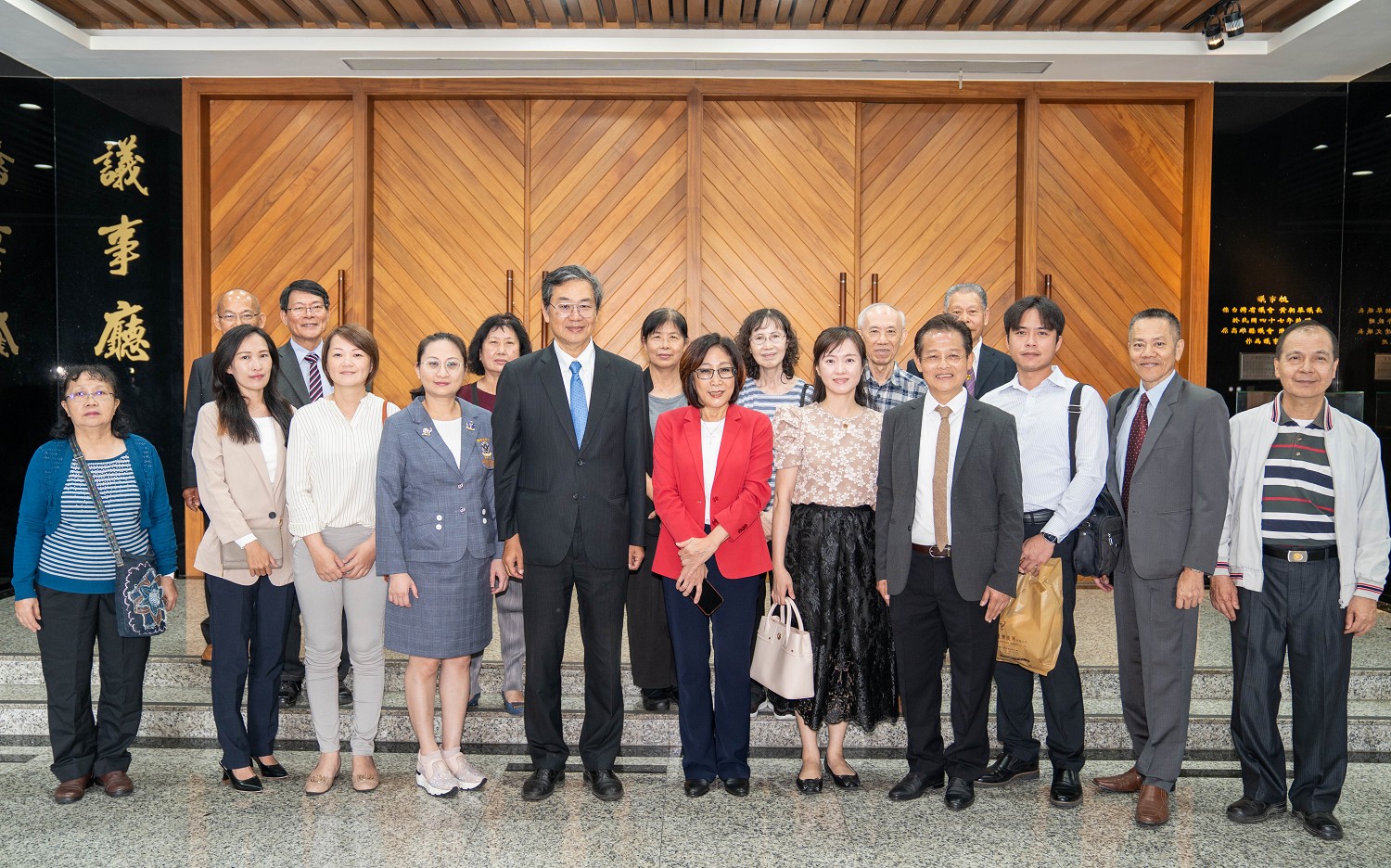 图2:高雄市议会议长康裕成女士(图中红衣女士)、追查国际组织台湾分会理事长王仲宇(右图五)与台湾营救受迫害法轮功学员协会副理事长管建忠(左图四)合影。