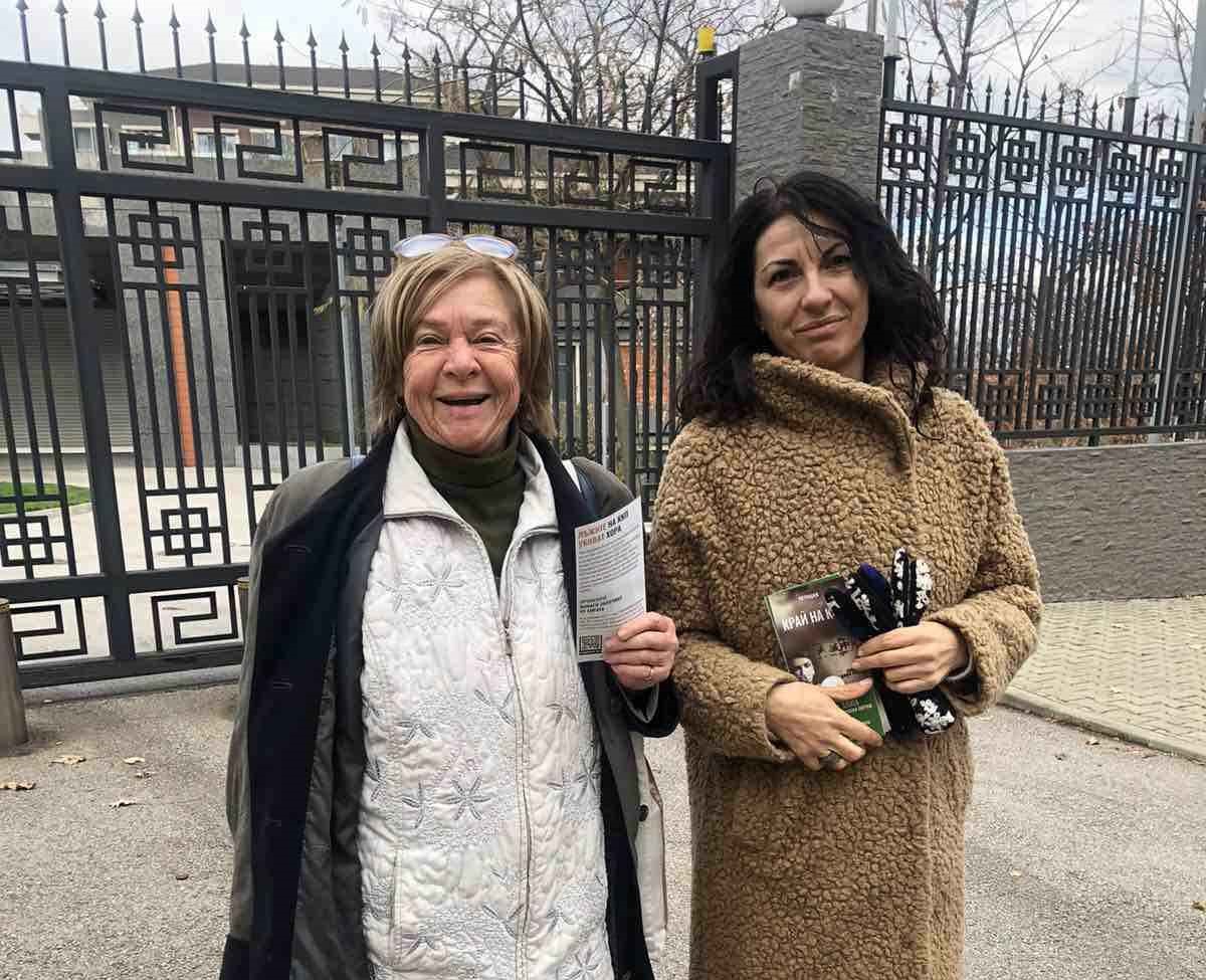 图5:一位女士(左)和法轮功学员合影表示支持。