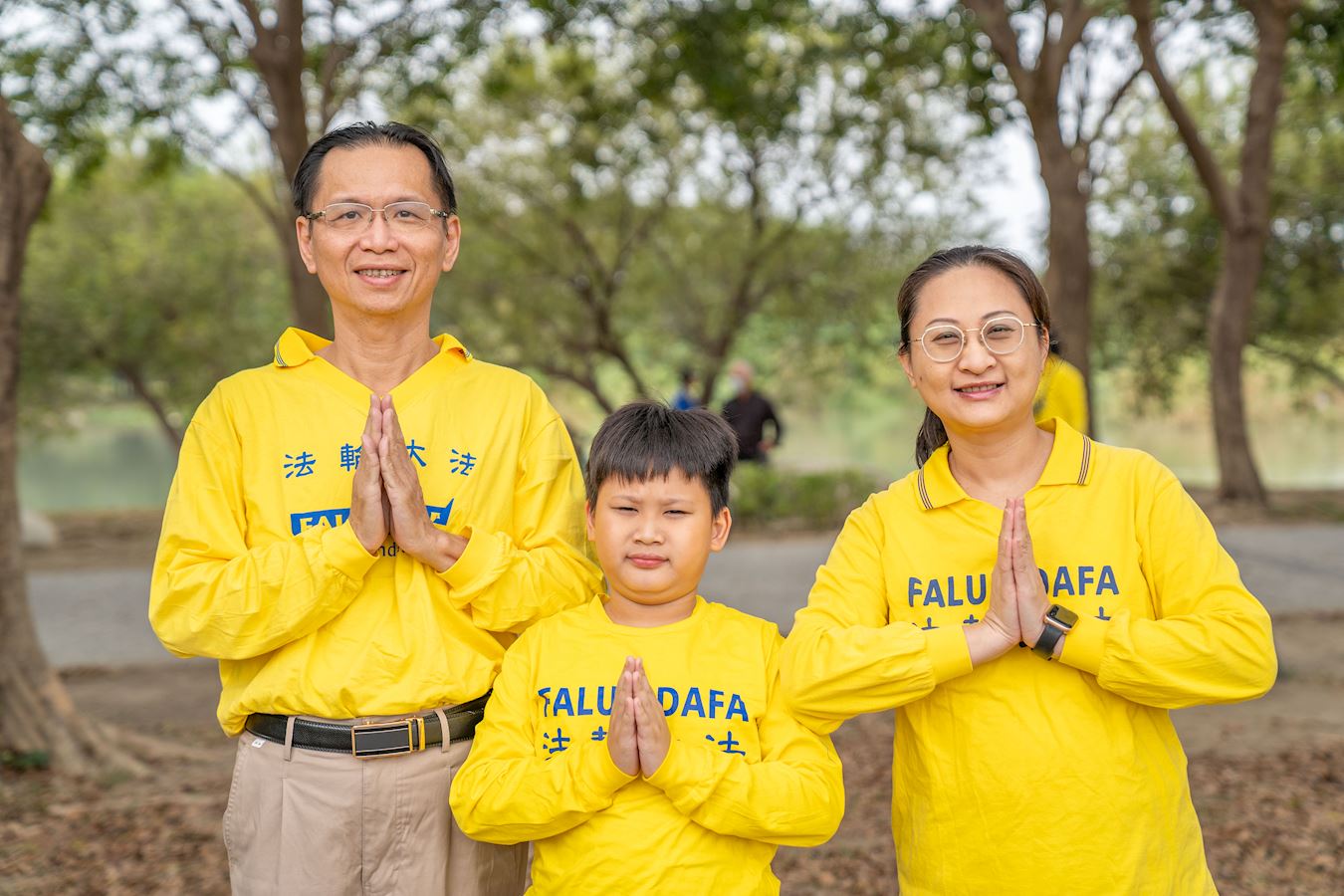 '图2:生技公司负责人雅婷一家人,感恩师父的慈悲救度,在此恭祝师父新年好。'
